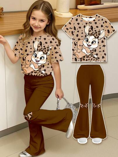 SHEIN 返校季复古可爱卡通兔子豹纹印花卡其色甜美森女风套装，少女休闲简约卡通图案圆领短袖上衣搭配喇叭裤两件套，适合夏季、户外野餐、街头风、居家、校园穿着。