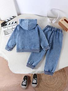 Mirajuku Conjunto de dos piezas de mezclilla para niño pequeño para primavera y otoño, con un tono azul desgastado suave como tono principal. Este conjunto de estilo callejero retro combina elementos de moda casual y académica, mostrando una textura vintage desgastada que se aleja de la rigidez tradicional del denim, resaltando la inocencia y el estilo moderno. - Lavado ligero - Ver 2
