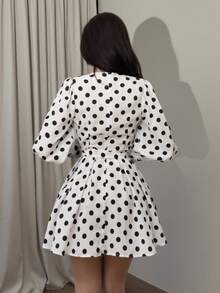 Siren Gaze Đầm mini chấm bi thắt eo kim loại trang trí eo thiết kế xoắn cho nữ, thời trang cho kỳ nghỉ và tiệc tùng, tay áo lồng đèn - trắng - Xem 3