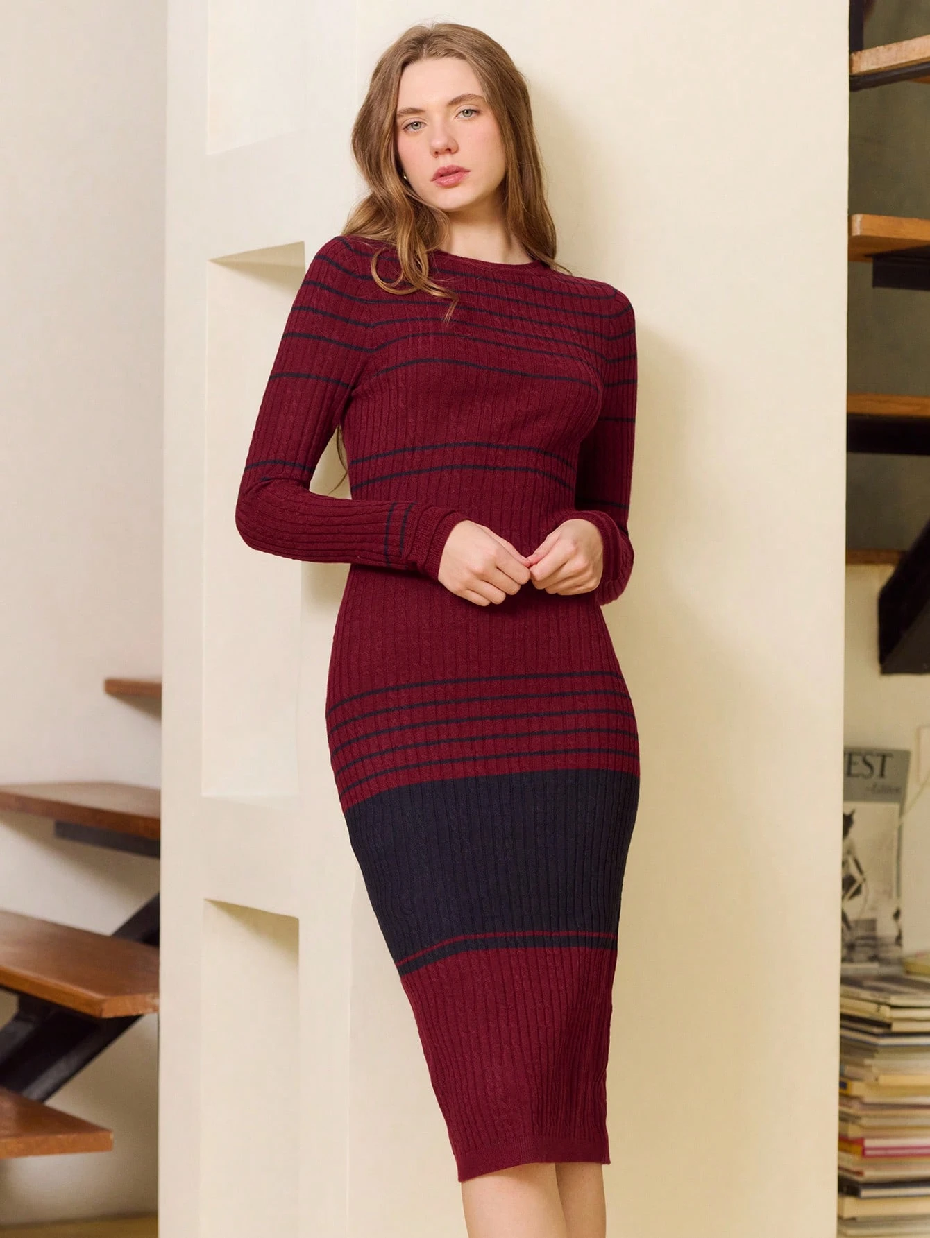 Burgunderrotes und schwarzes figurbetontes Midi-Strickkleid mit Taillenstreifen-Detail, Weihnachts-/Neujahrskleider, Bürokleid, Ausgehkleid, Winterkleid