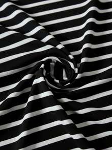 Camiseta holgada de manga corta con cuello redondo, estampado minimalista , rayas blancas y negras, adecuada para año nuevo y regalo corazones mezclilla - Negro - Ver 3