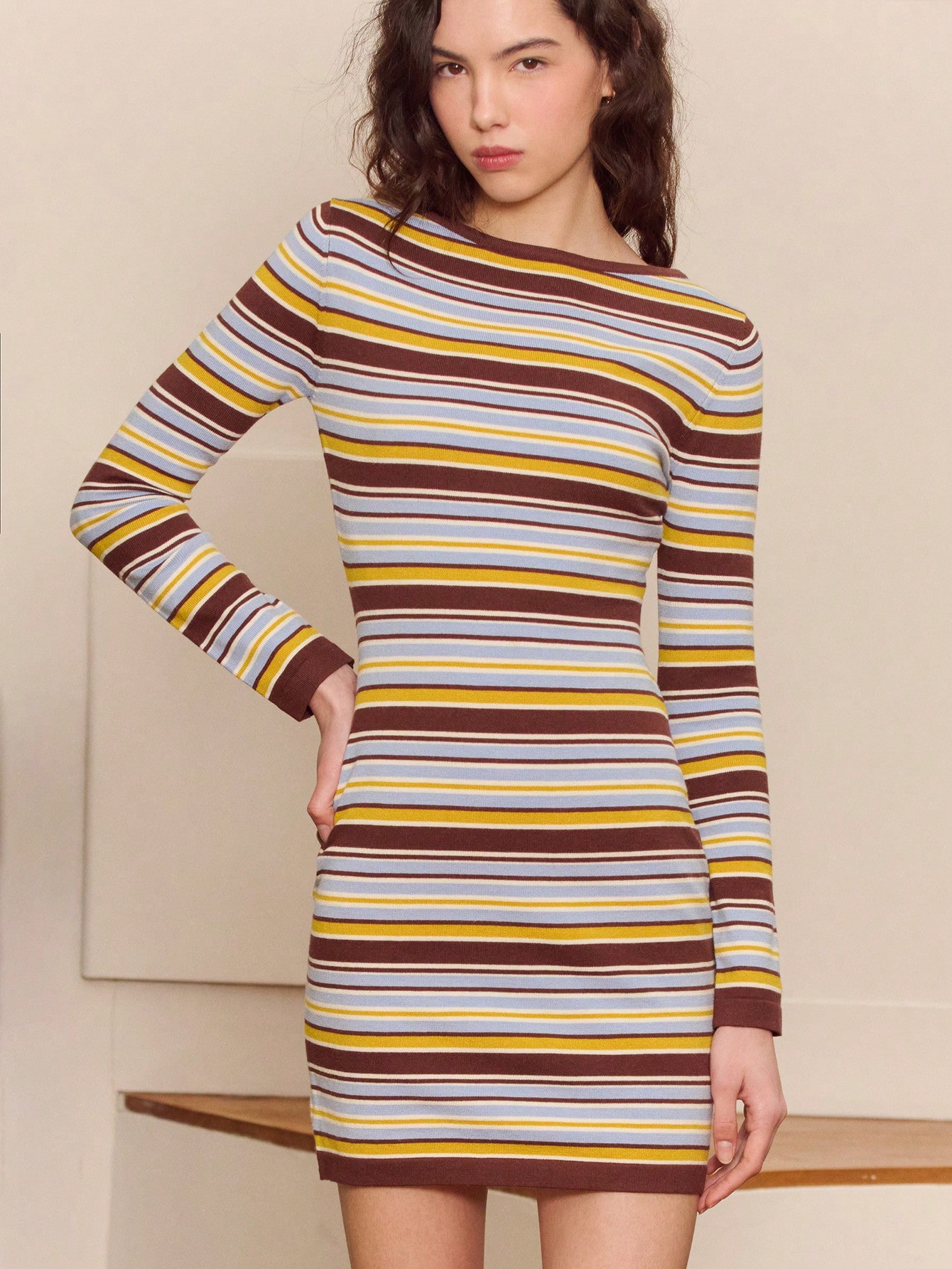 Abito a maniche lunghe in maglia morbida a righe marrone cioccolato, giallo burro e azzurro cielo con scollo a barca