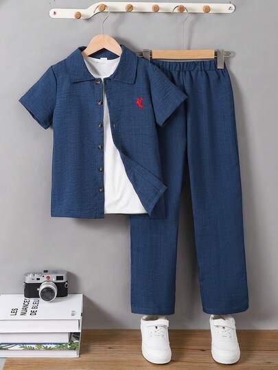 SHEIN Streecool Kids Set de 2 piezas Conjunto azul marino para niños preadolescentes, con camisa de polo de manga corta con logo bordado de cabeza de caballo rojo, combinada con pantalones rectos sueltos a juego, look elegante y refinado, adecuado para ocasiones de primavera/verano como la escuela, reuniones familiares, salidas casuales