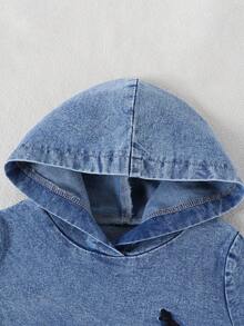 Mirajuku Conjunto de dos piezas de mezclilla para niño pequeño para primavera y otoño, con un tono azul desgastado suave como tono principal. Este conjunto de estilo callejero retro combina elementos de moda casual y académica, mostrando una textura vintage desgastada que se aleja de la rigidez tradicional del denim, resaltando la inocencia y el estilo moderno. - Lavado ligero - Ver 4
