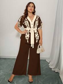 SHEIN Clasi 大码女式夏季休闲度假V领蝴蝶结腰带印花衬衫和裤子两件套 - 咖啡棕 - 查看 4
