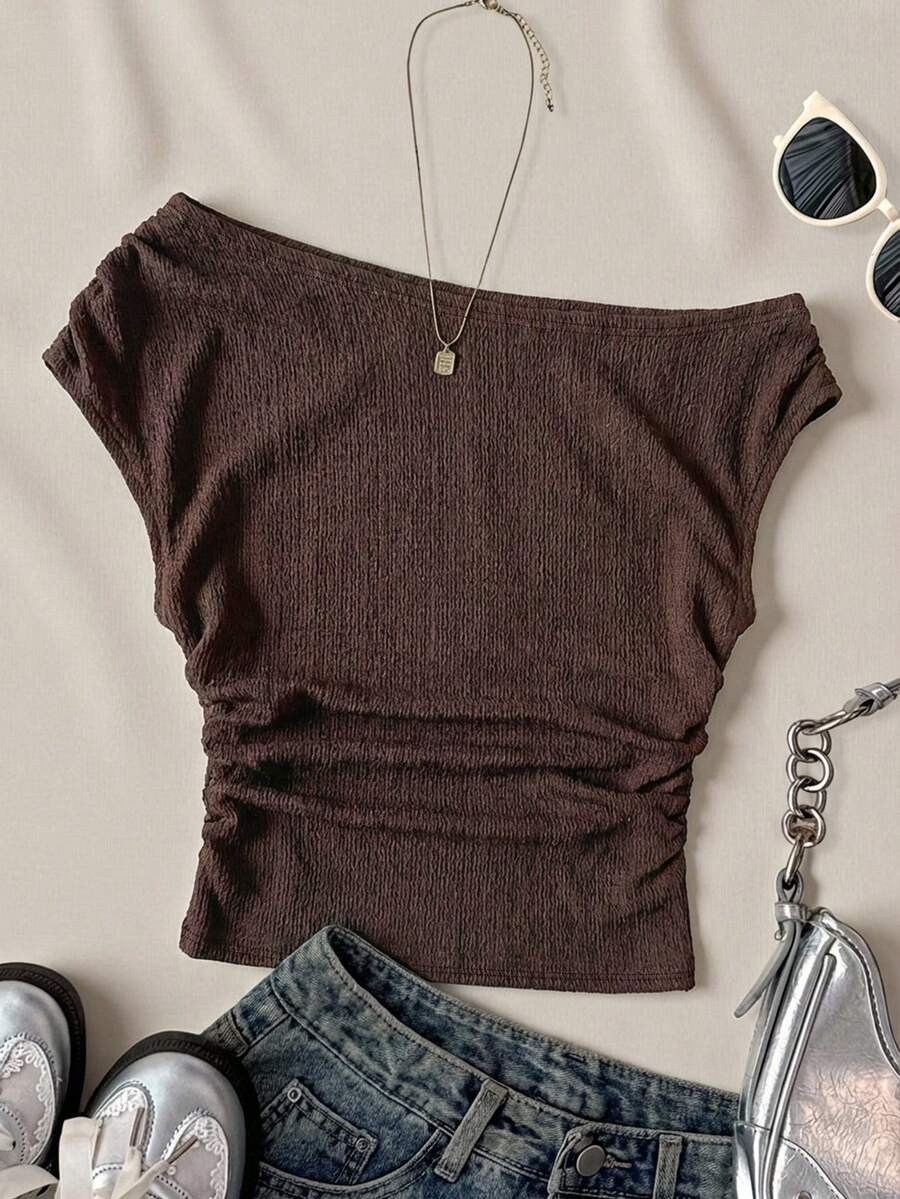 少女白色针织休闲简约波点印花不对称褶皱短款上衣，适合春夏穿着，休闲百搭，个性风格，日常穿着，情人节礼物