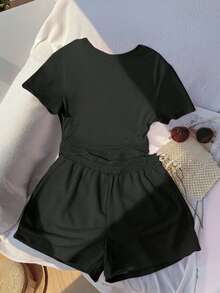 Conjunto de dos piezas de camiseta de manga corta con cuello redondo y pantalones cortos deportivos para mujer con detalle de sonrisa - Negro - Ver 2
