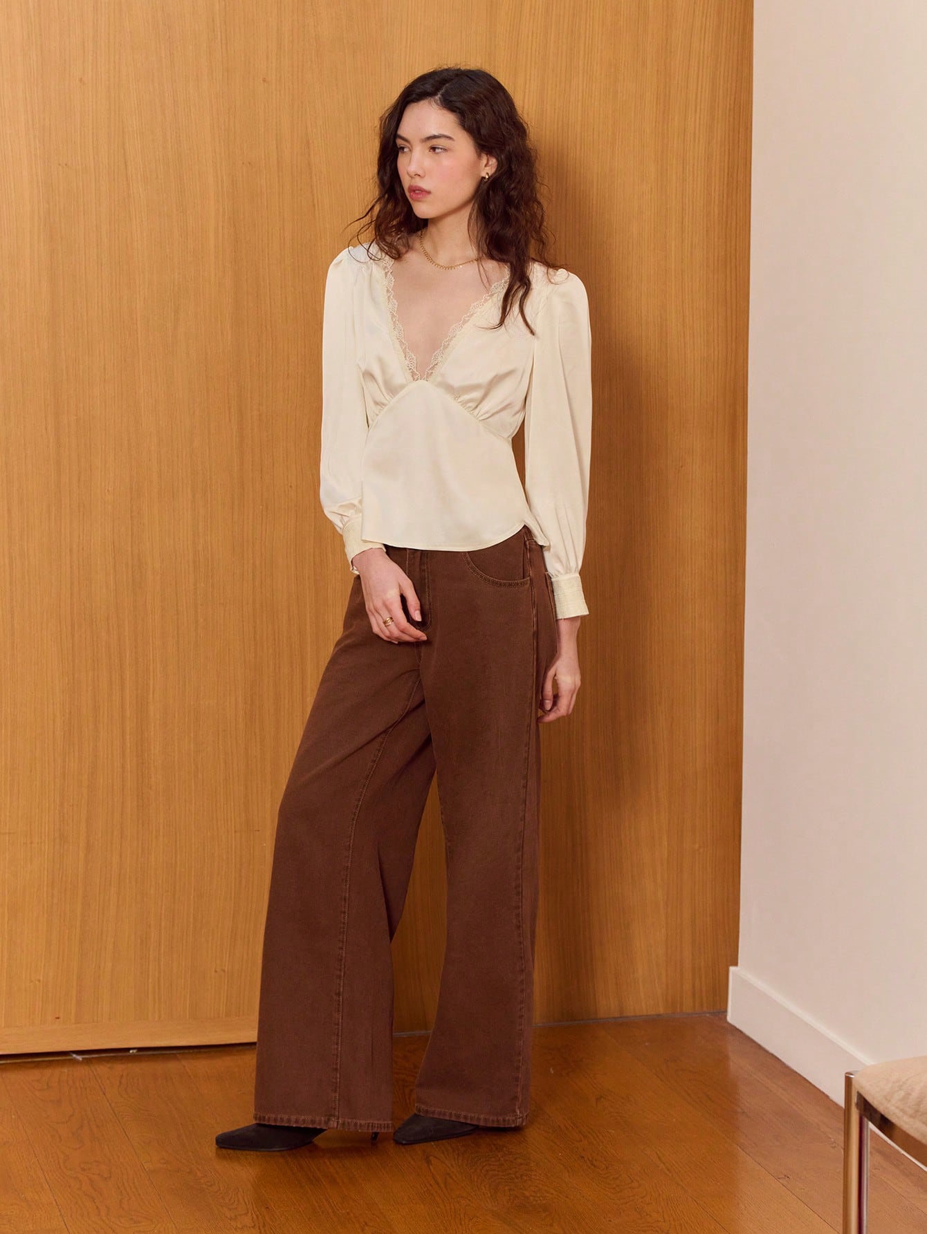 上品なアイボリーサテントップ、長袖、繊細なレーストリミング、新年にぴったり