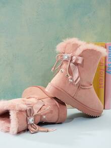Mini mi #GlamSteps Botas de Tornozelo Rosa de Camurça com Pérolas e Encantos de Ursinho para Crianças - Quentinho e Brincalhão para Aventuras Diárias - Rosa chiclete - Visão 1
