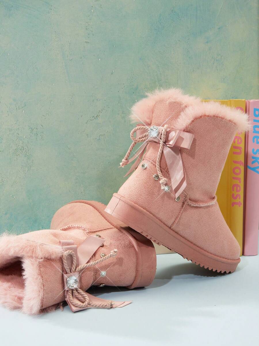 Mini mi #GlamSteps Botas de Tornozelo Rosa de Camurça com Pérolas e Encantos de Ursinho para Crianças - Quentinho e Brincalhão para Aventuras Diárias - Rosa chiclete - Visão 1