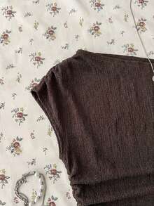 少女白色针织休闲简约波点印花不对称褶皱短款上衣，适合春夏穿着，休闲百搭，个性风格，日常穿着，情人节礼物