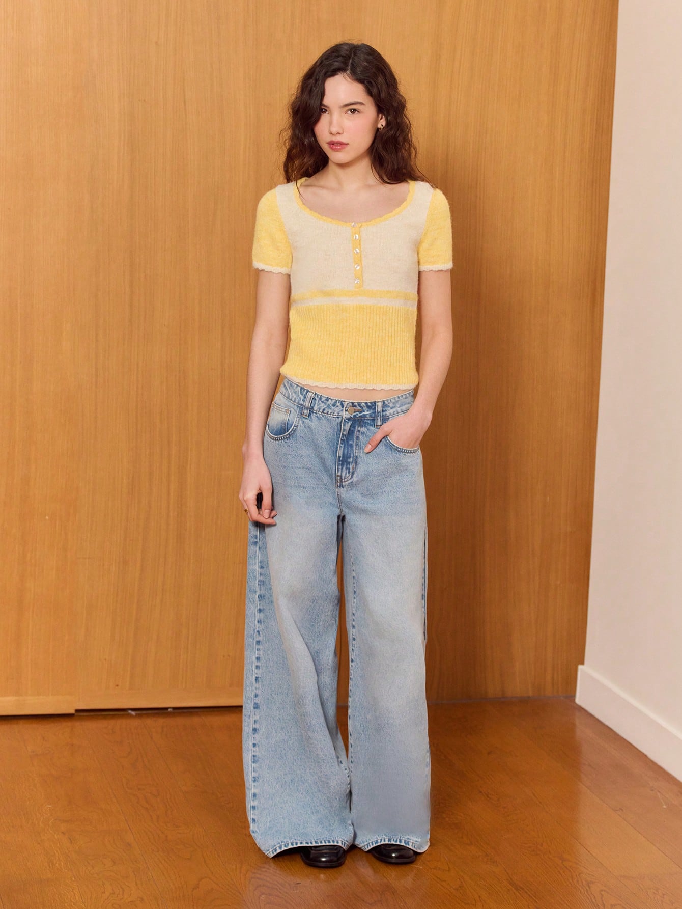 Blusa de punto suave de manga corta color amarillo mantequilla con detalles en contraste crema y cierre de botones