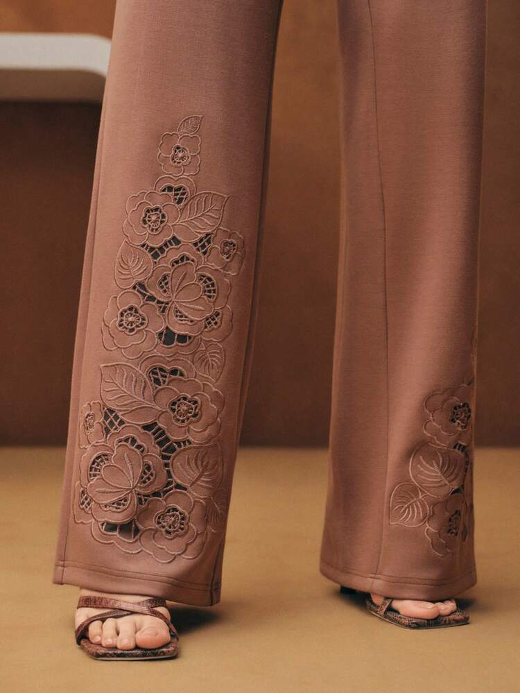 Pantalon de jogging droit à jambe asymétrique avec broderie graphique sur le tissu, design , convient pour le printemps, l'été, le carnaval, le port casual