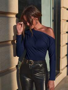 SHEIN Clasi تي شيرت نسائية بأكمام طويلة ذات كتف مكشوف، لون أحادي، مطوية، متعددة الاستخدامات للذهاب إلى العمل والعطلات - أزرق بحري - مشاهدة 6