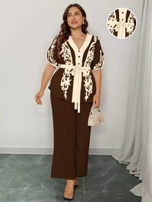 SHEIN Clasi 大码女式夏季休闲度假V领蝴蝶结腰带印花衬衫和裤子两件套 - 咖啡棕 - 查看 1