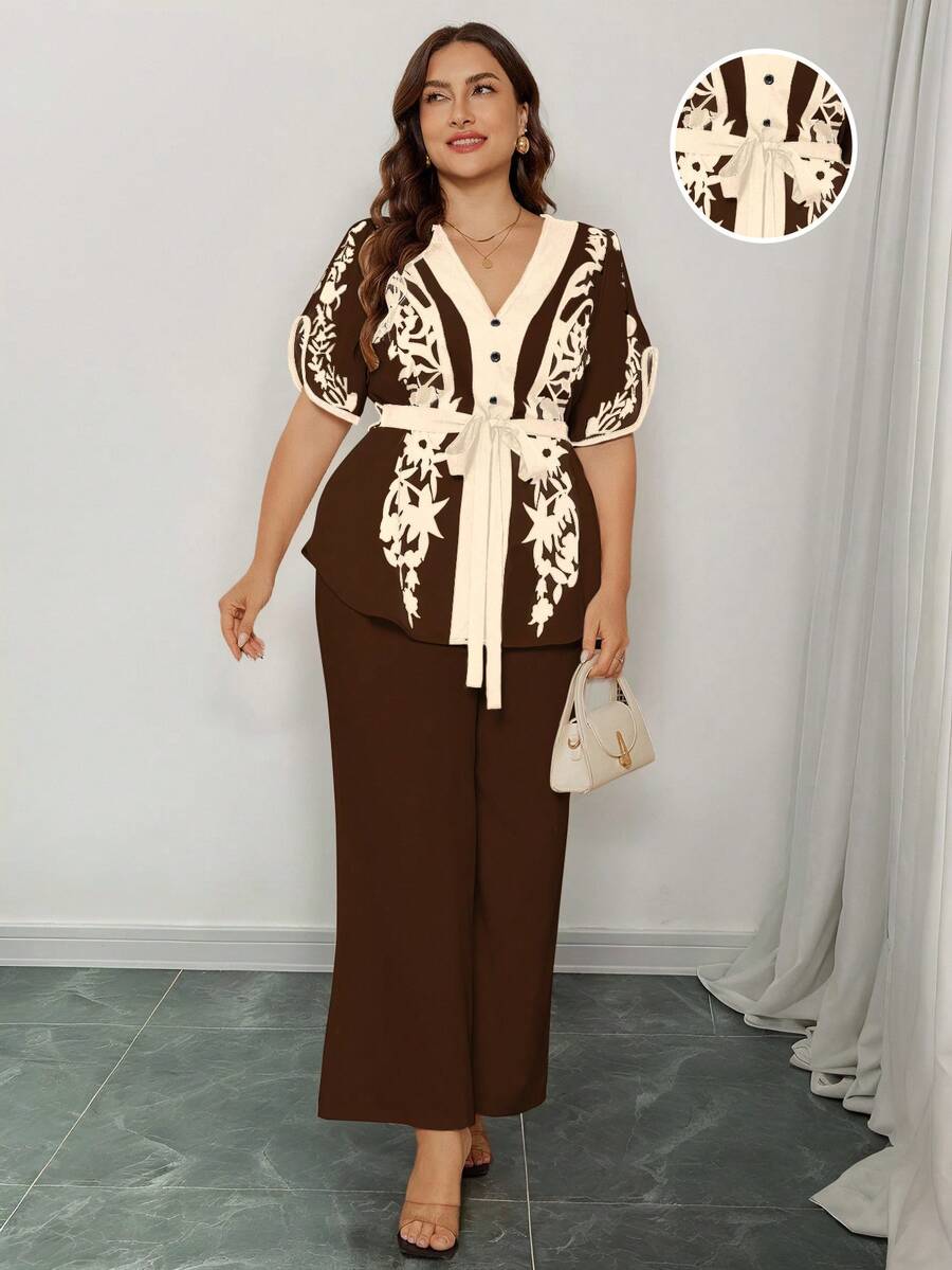 SHEIN Clasi 大码女式夏季休闲度假V领蝴蝶结腰带印花衬衫和裤子两件套 - 咖啡棕 - 查看 1