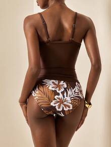 Écloséra 两件套女士夏季沙滩度假吊带褶皱前腰扭结露脐上衣和随机印花三角泳裤坦克背心泳衣套装 - 咖啡棕 - 查看 2