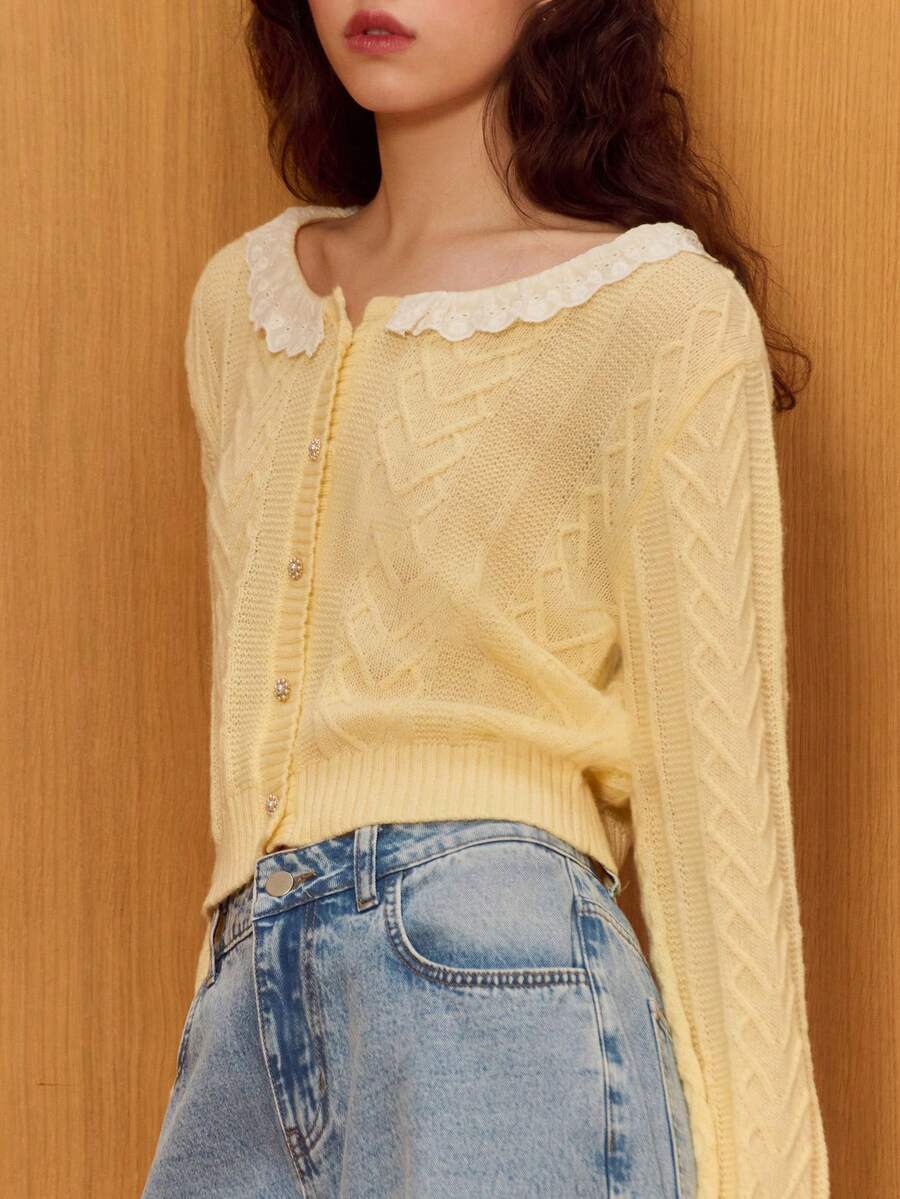 lacRébo 奶油黄色纹理针织开衫，带荷叶边蕾丝领和宝石纽扣 - 淡黃色 - 查看 1