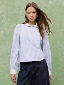 Nöista Adu o notă de eleganță zilei tale cu această bluză cu dungi. Gulerul clasic Peter Pan și mânecile bufante o fac perfectă ca bluză elegantă pentru o petrecere de zi sau pentru o ținută casual. Excelentă de a fi asortată cu fuste sau pantaloni pentru un look elegant.