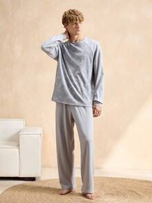 EverLounge Herren Loungewear Set, Rundhals Pullover, Fleece Stoff mit Stickerei, Hose mit elastischem Bund ohne Taschen, graues Pyjama Set Nachtwäsche Herren, weiche Pyjamas Herren Loungewear Set Loungewear - Grau - Übersicht 1