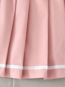 SHEIN 女童格子领无袖露脐上衣+百褶裙套装，粉色格子图案，可爱清新，上衣饰有小马图案，裙子侧边饰有白色滚边。适合暑期学校、文化活动、亲子下午茶等场合，打造甜美学院风，轻松塑造可爱时尚的小公主造型。