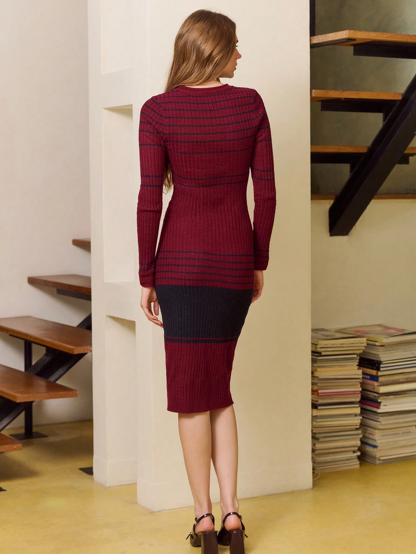 Burgunderrotes und schwarzes figurbetontes Midi-Strickkleid mit Taillenstreifen-Detail, Weihnachts-/Neujahrskleider, Bürokleid, Ausgehkleid, Winterkleid