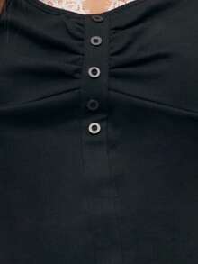 Nöista 这款修身罗纹吊带背心采用蕾丝V领设计，并饰有纽扣细节。采用弹力罗纹面料和精致蕾丝饰边，这款吊带背心是衣橱必备的百搭单品。无论是春假穿搭、日常休闲装、嘉年华造型，还是从白天到夜晚的各种季节穿搭，它都能完美胜任。 - 黑色 - 查看 7