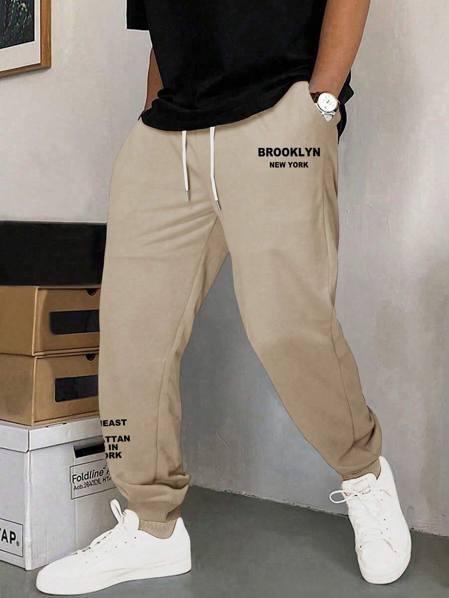 Manfinity Homme Quần nỉ cạp rút họa tiết khẩu hiệu rộng rãi dành cho nam - Màu Khaki - Xem 1