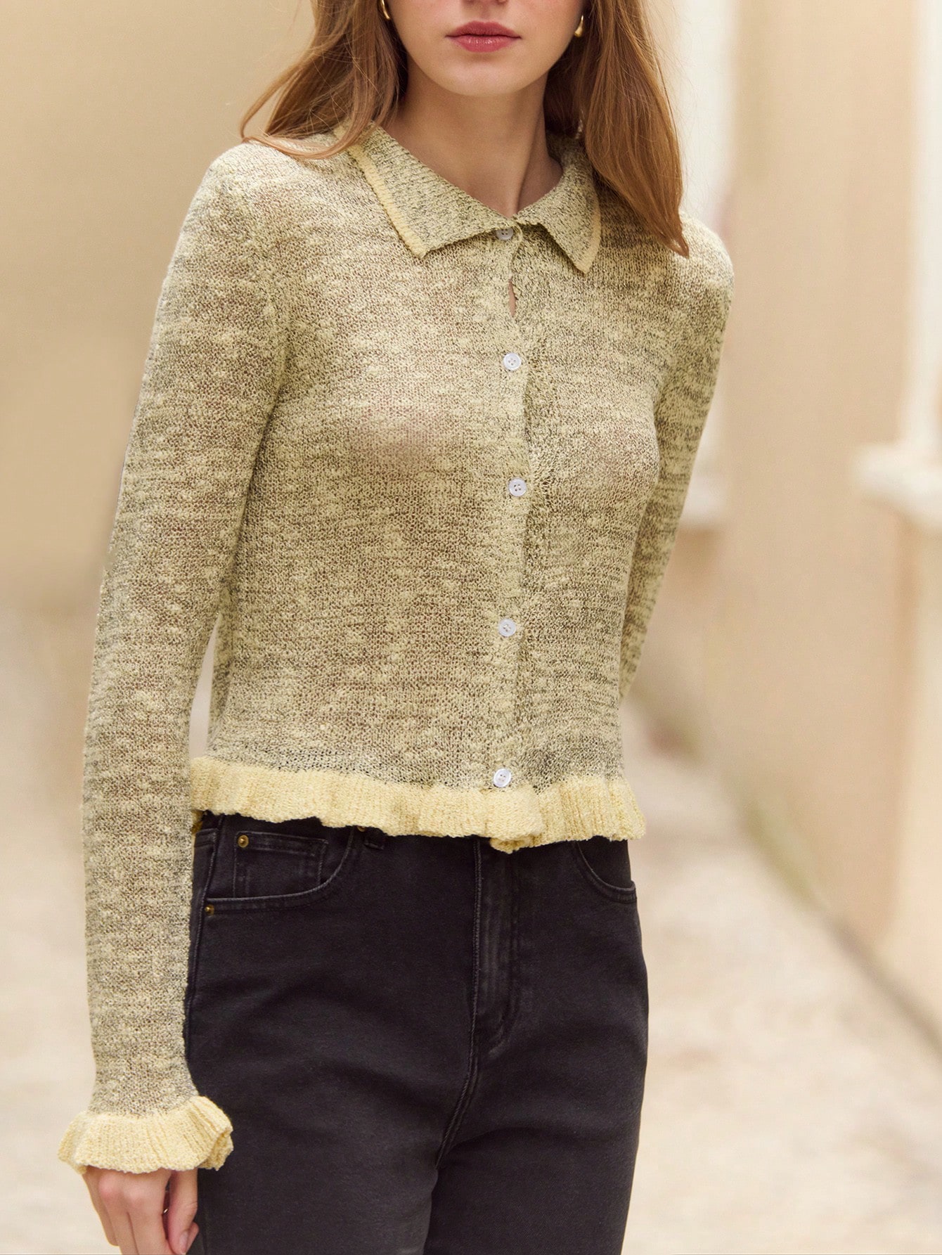 Eleganter grauer figurbetont gestrickter Cardigan mit buttergelben Mesh-Rüschendetails, Winterbürooutfits, Ausgehoutfits, eleganter Winteroberteil, schicker Oberteil