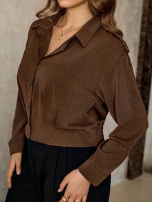 Flirla Damen Hemd in Große Größen, einfarbig, mit Kragen, Knopfleiste, plissiertem Saum, Dekor an den Schulterträgern, kurze Jacke, Langarm, schokoladenbraunes Hemd, eleganter französischer Retro-Street-Style, vielseitig einsetzbar, geeignet für Lässig, Winter, Halloween, Weihnachten, Thanksgiving, Nachmittagstee, Familientreffen - Schokoladenbraun - Übersicht 1
