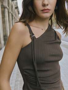 Nöista 深棕色单肩罗纹修身上衣采用单肩设计，并饰有精致的金属装饰，非常适合在秋冬季节叠穿，打造都市造型和精致休闲装扮。 - 橄欖綠 - 查看 4