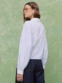 Nöista Adu o notă de eleganță zilei tale cu această bluză cu dungi. Gulerul clasic Peter Pan și mânecile bufante o fac perfectă ca bluză elegantă pentru o petrecere de zi sau pentru o ținută casual. Excelentă de a fi asortată cu fuste sau pantaloni pentru un look elegant.