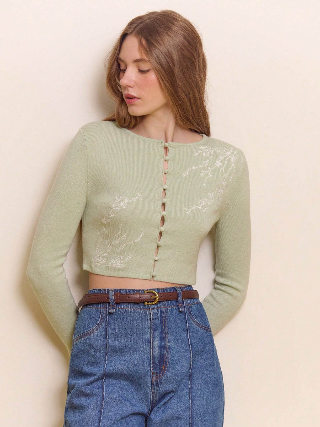 ロマンチックなミントグリーンのクロップド ニットカーディガン、フラワー刺繍とループボタン付き