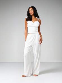 MISSGUIDED 白色蕾丝边吊带背心和阔腿罗纹裤家居服两件套，系带睡衣套装 - 白色 - 查看 1