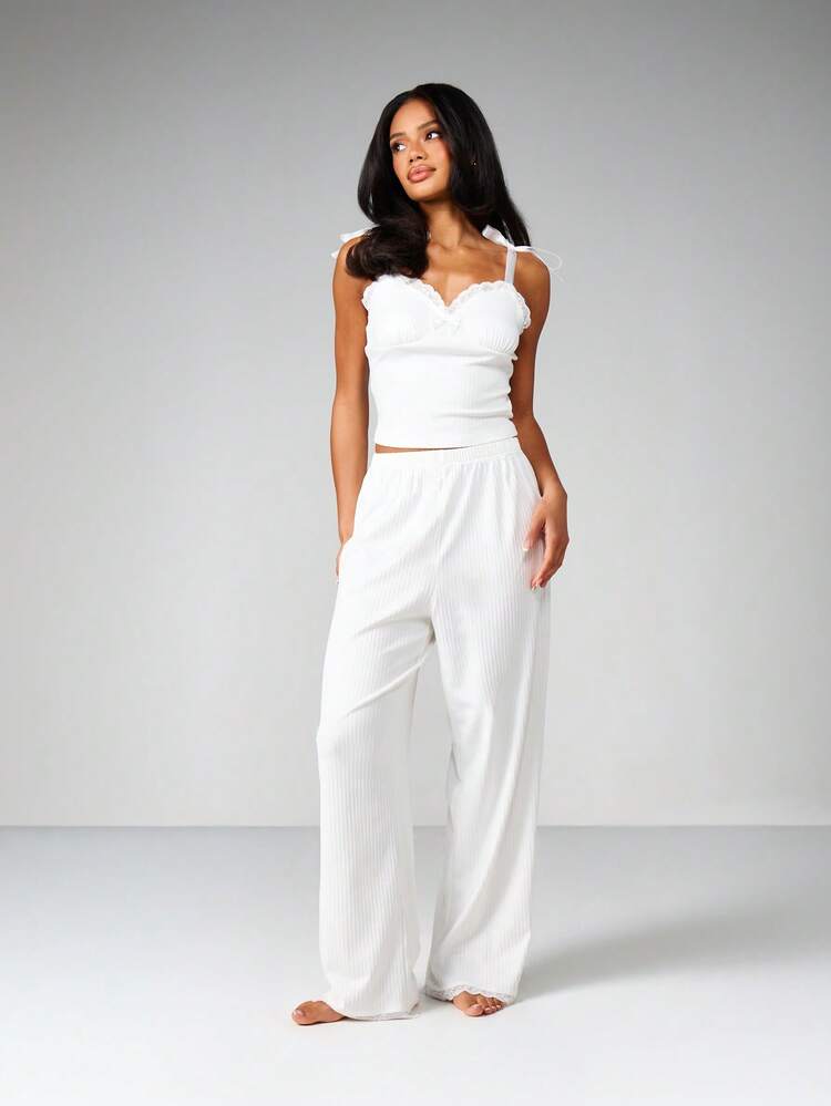 MISSGUIDED Conjunto de pijama de dos piezas con top de camiseta con adorno de encaje blanco y pantalones acanalados de pierna ancha, con tirantes con lazo