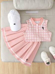 SHEIN 女童格子领无袖露脐上衣+百褶裙套装，粉色格子图案，可爱清新，上衣饰有小马图案，裙子侧边饰有白色滚边。适合暑期学校、文化活动、亲子下午茶等场合，打造甜美学院风，轻松塑造可爱时尚的小公主造型。