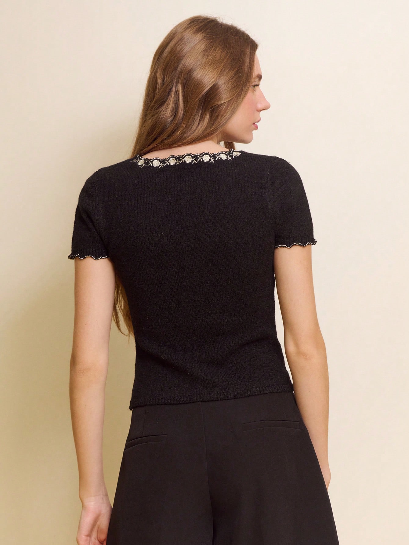 クリームの花柄刺繍とタイフロントのブラックVネック ニットショートスリーブトップ