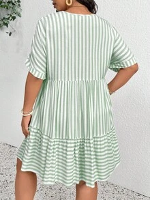 SHEIN Frenchy 大码女式条纹V领休闲度假短袖连衣裙 - 綠色 - 查看 3
