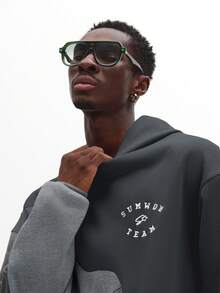 Sudadera con capucha con cordón y bolsillo delantero de estilo casual y urbano con estampado de graffiti SUMWON - Gris - Ver 4