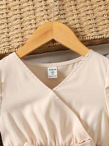 SHEIN Serisse Kids 女童休闲泡泡袖长袖荷叶边V领褶皱长连衣裙，小女孩春季长袖连衣裙 - 杏色 - 查看 4