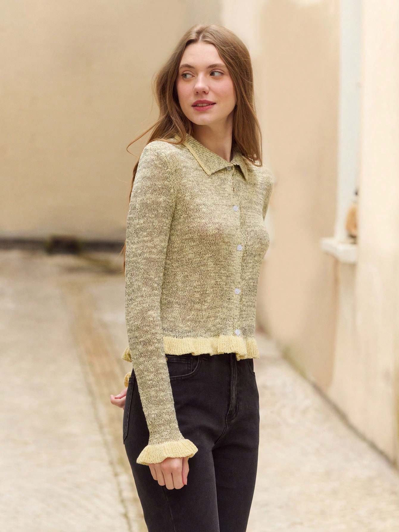 Eleganter grauer figurbetont gestrickter Cardigan mit buttergelben Mesh-Rüschendetails, Winterbürooutfits, Ausgehoutfits, eleganter Winteroberteil, schicker Oberteil