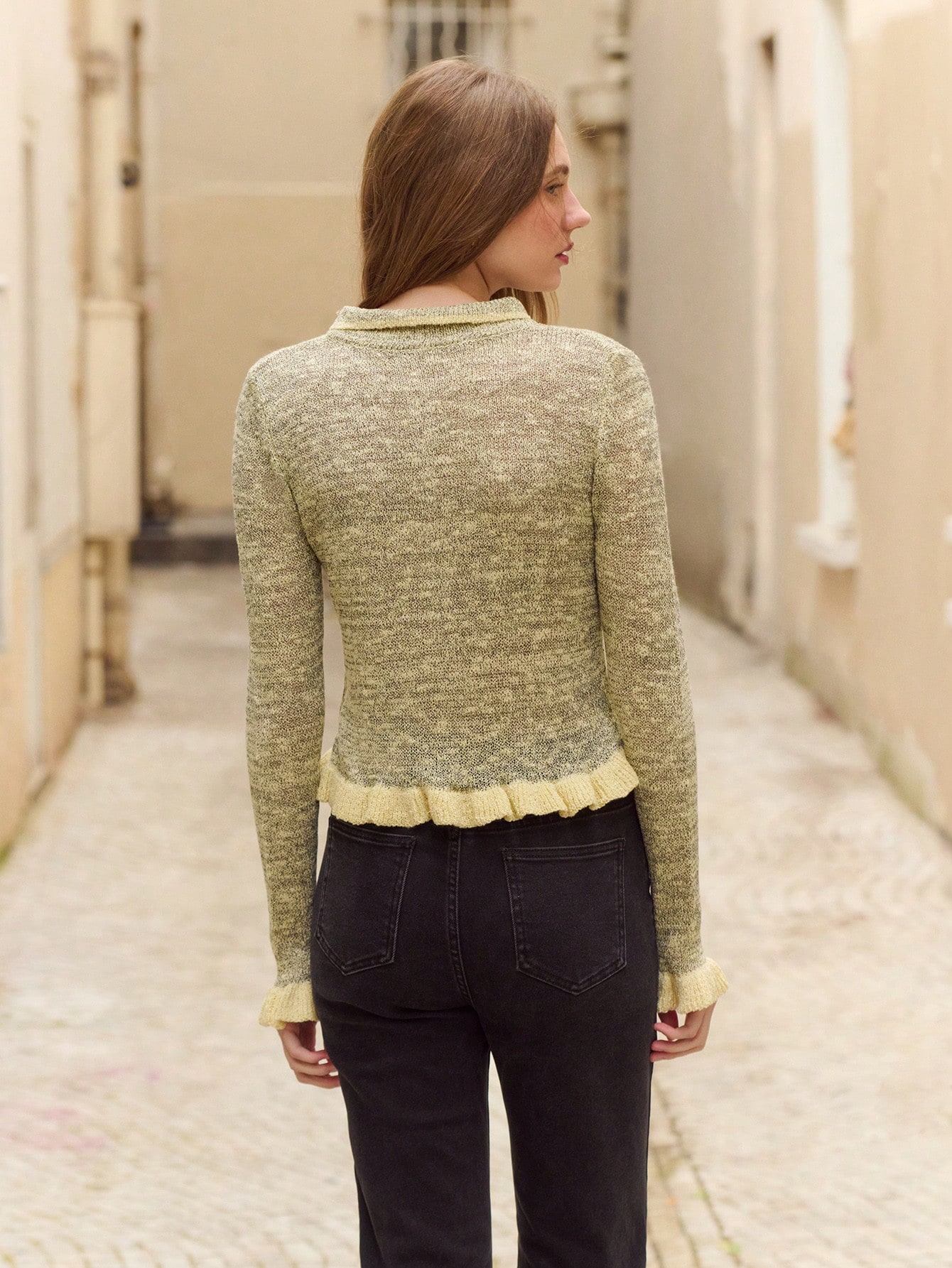 Eleganter grauer figurbetont gestrickter Cardigan mit buttergelben Mesh-Rüschendetails, Winterbürooutfits, Ausgehoutfits, eleganter Winteroberteil, schicker Oberteil