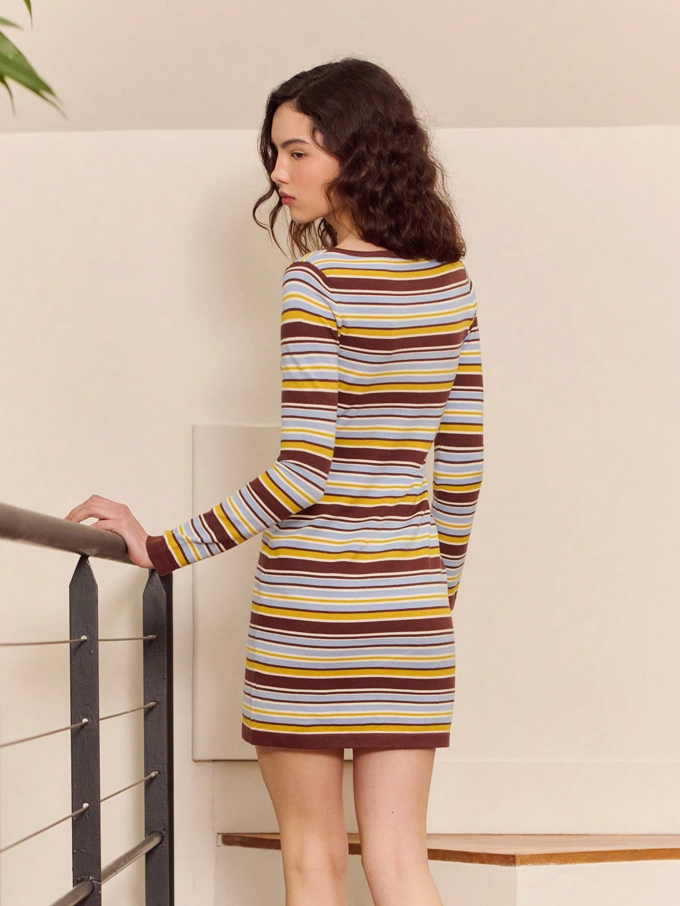 Abito a maniche lunghe in maglia morbida a righe marrone cioccolato, giallo burro e azzurro cielo con scollo a barca