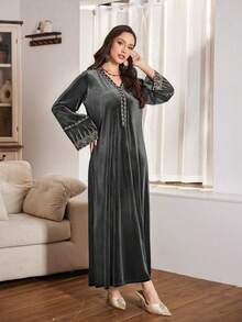 Al Najma Vestido de terciopelo de corte holgado y elegante con aplicaciones de bordado dorado, con un toque lujoso, adecuado para ocasiones formales en otoño/invierno - Gris - Ver 3