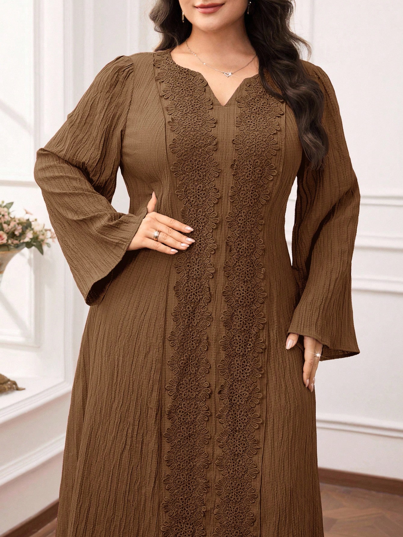 Al Najma فستان أنيق بياقة على شكل حرف V مع تطريز د...