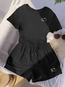 Conjunto de dos piezas de camiseta de manga corta con cuello redondo y pantalones cortos deportivos para mujer con detalle de sonrisa - Negro - Ver 1