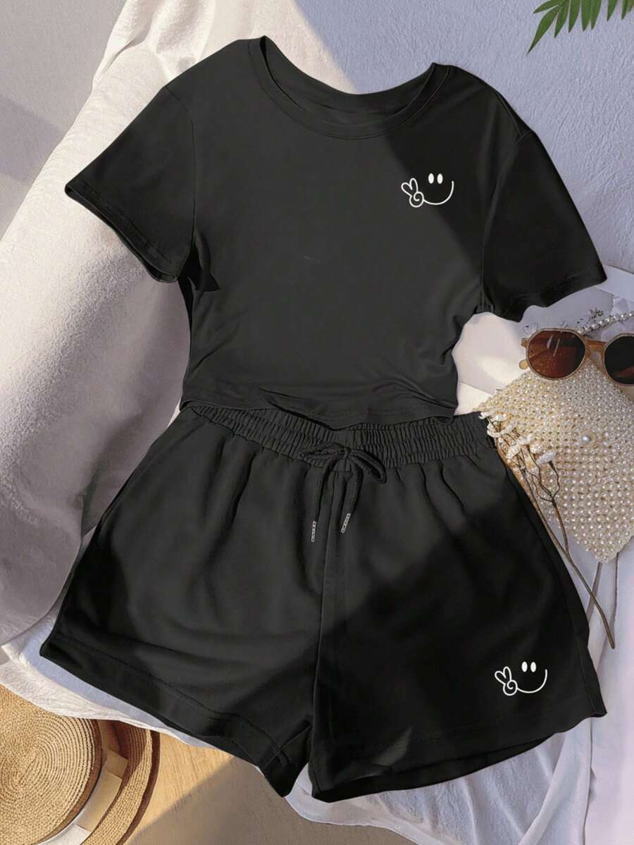 Conjunto de dos piezas de camiseta de manga corta con cuello redondo y pantalones cortos deportivos para mujer con detalle de sonrisa - Negro - Ver 1