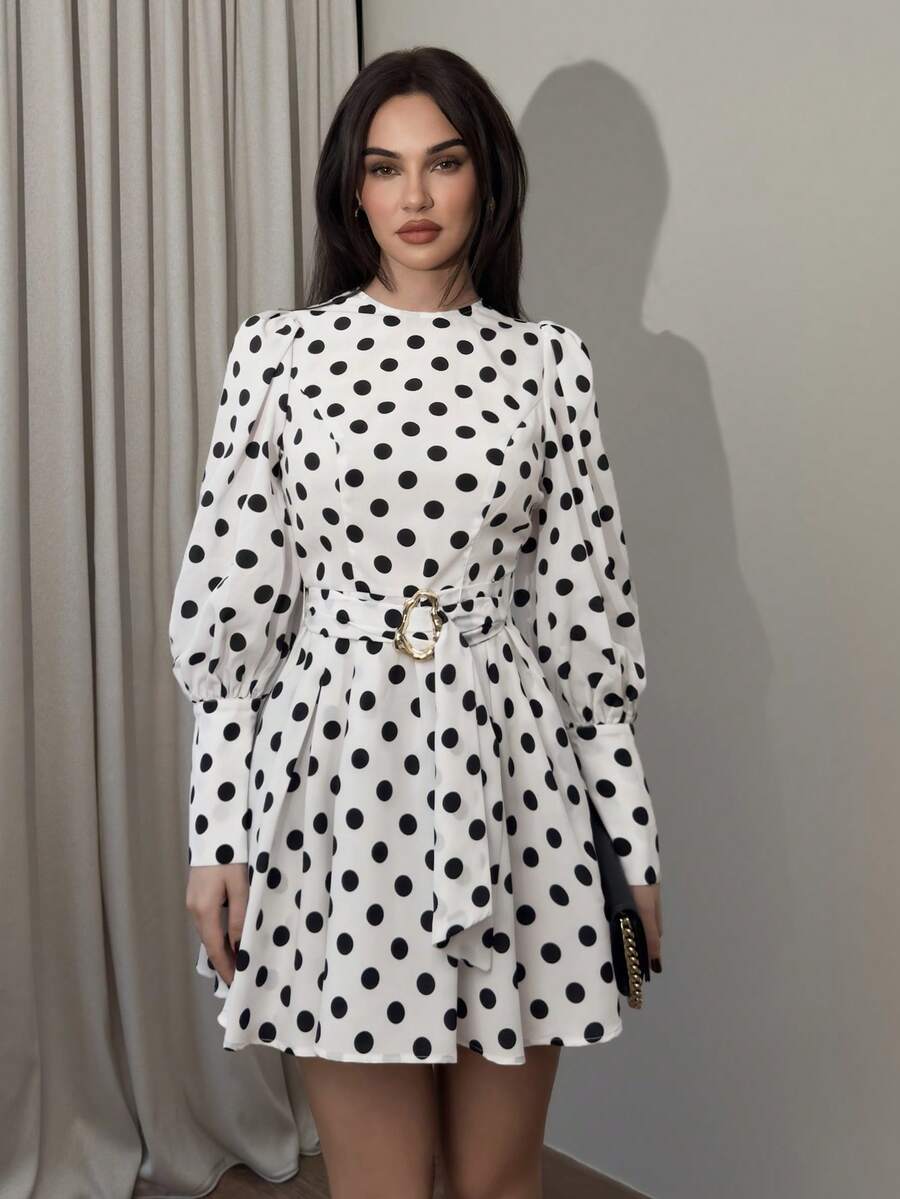 Siren Gaze Đầm mini chấm bi thắt eo kim loại trang trí eo thiết kế xoắn cho nữ, thời trang cho kỳ nghỉ và tiệc tùng, tay áo lồng đèn - trắng - Xem 1