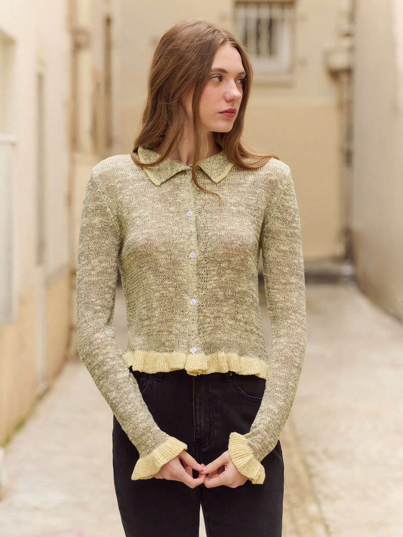 Eleganter grauer figurbetont gestrickter Cardigan mit buttergelben Mesh-Rüschendetails, Winterbürooutfits, Ausgehoutfits, eleganter Winteroberteil, schicker Oberteil