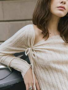 Nöista Top blanc élégant avec détail tricoté côtelé et nœud, un choix féminin pour les tenues de vacances de printemps. Vêtements pour femmes et tenues d'été/tenues de vacances de printemps. - Nude - Voir 1